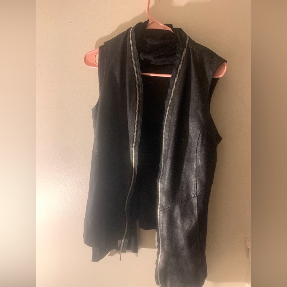 Joseph Ribkoff Black Faux Leather vest With Removable Scarf Women’s Size 8